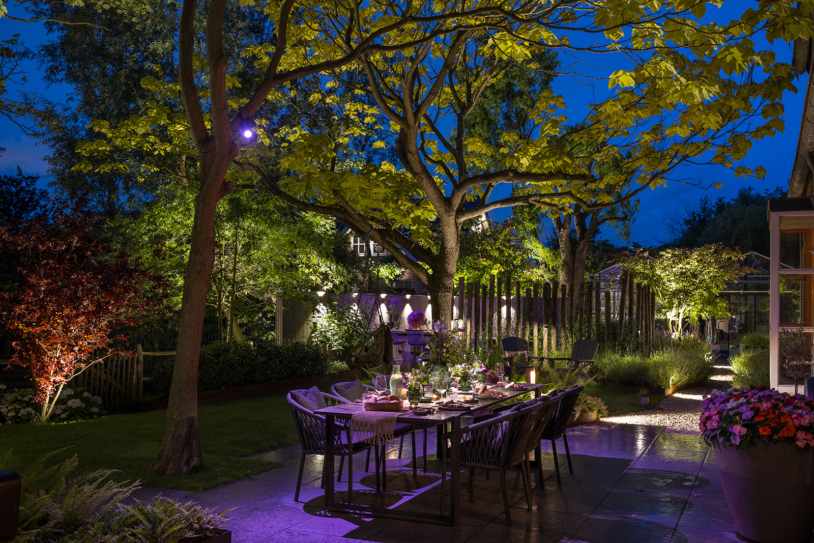 Premium buitenverlichting van in-lite in een tuinomgeving