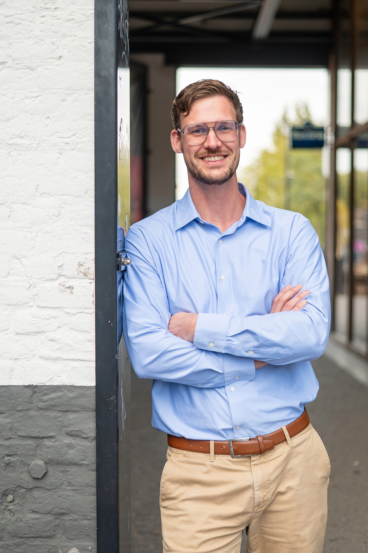 Portret van Pim Godding, oprichter van FreshCrafted, glimlachend met gekruiste armen