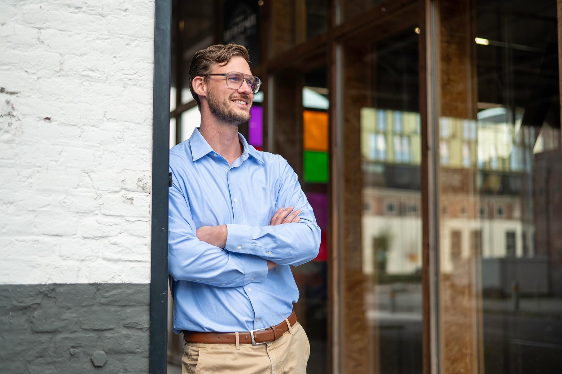 Pim Godding van FreshCrafted, professioneel portret in een lichte werkruimte