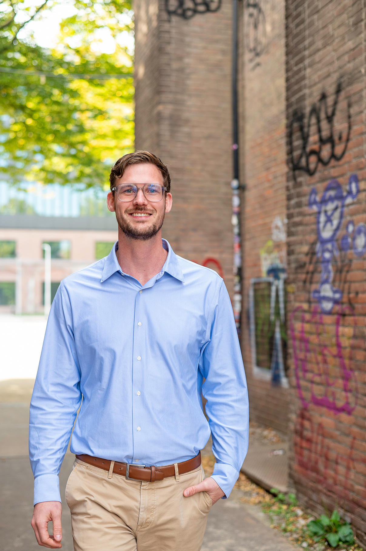 Pim Godding, oprichter van FreshCrafted, glimlachend in een stedelijke omgeving